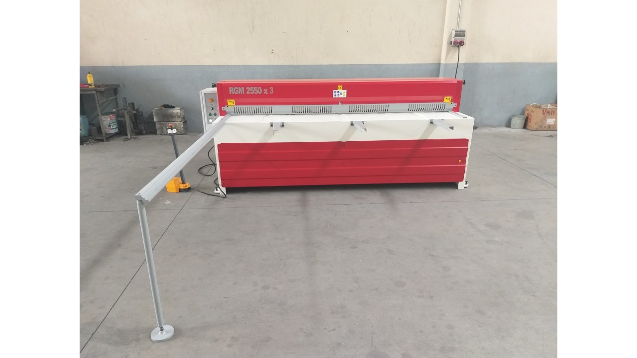 LRGM 2550 x 3mm Rediktörlü LİNDA Machine Marka Giyotin Makas