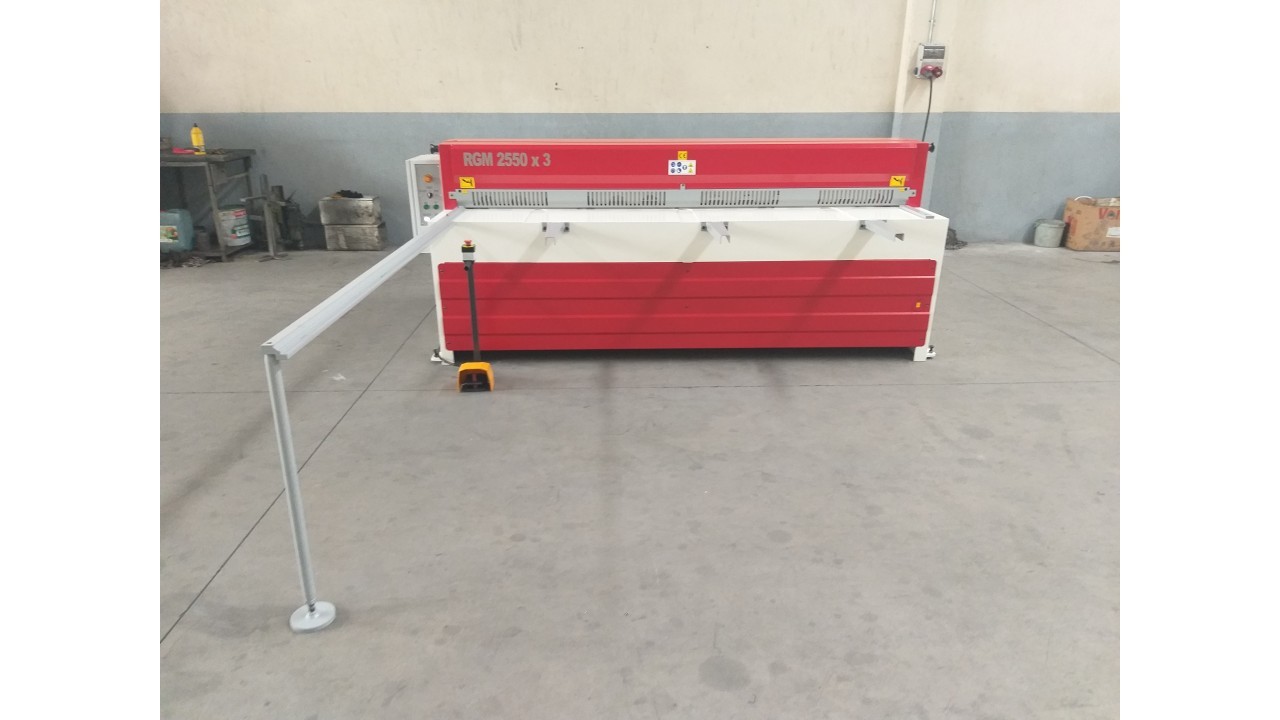 LRGM 2550 x 3mm Rediktörlü LİNDA Machine Marka Giyotin Makas