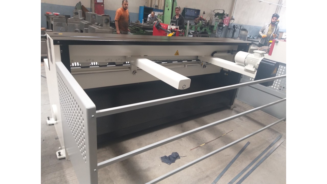 LRGM 2550 x 3mm Rediktörlü LİNDA Machine Marka Giyotin Makas