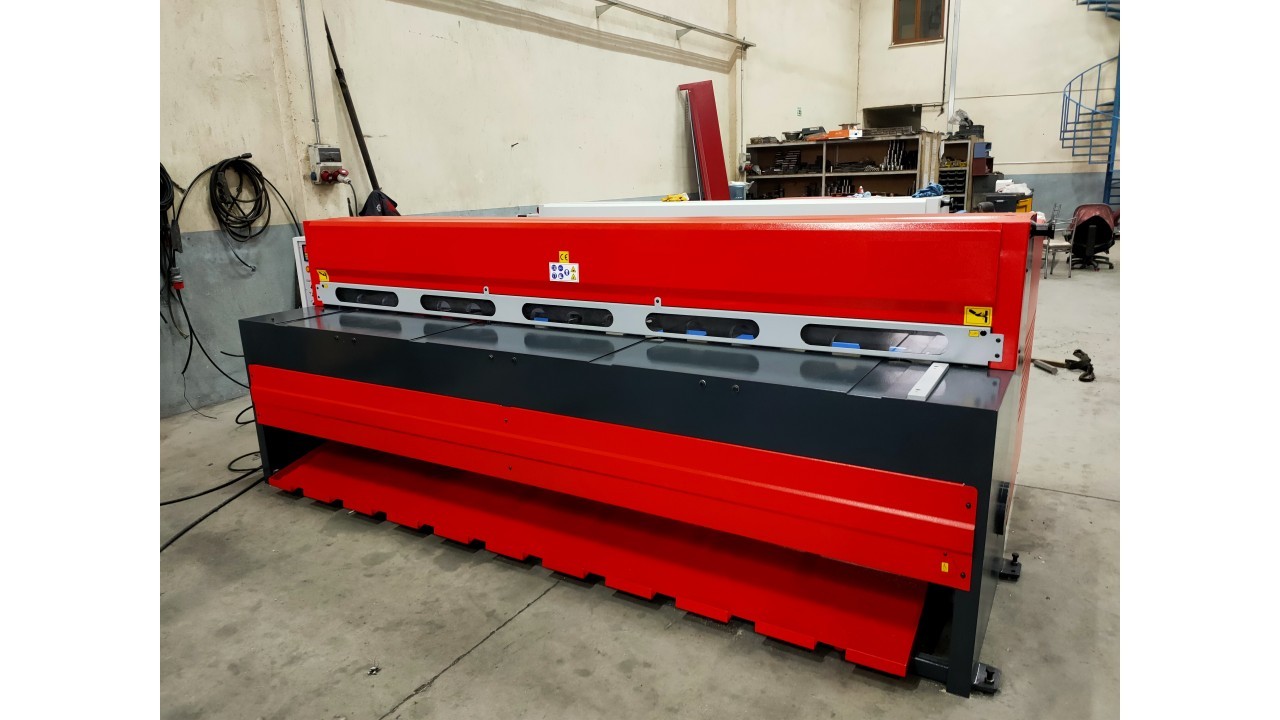 LRGM 3050 x 3mm Rediktörlü Nc Kontrollü 750mm LİNDA Machine Giyotin Makas