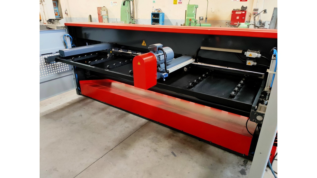 LRGM 3050 x 3mm Rediktörlü Nc Kontrollü 750mm LİNDA Machine Giyotin Makas