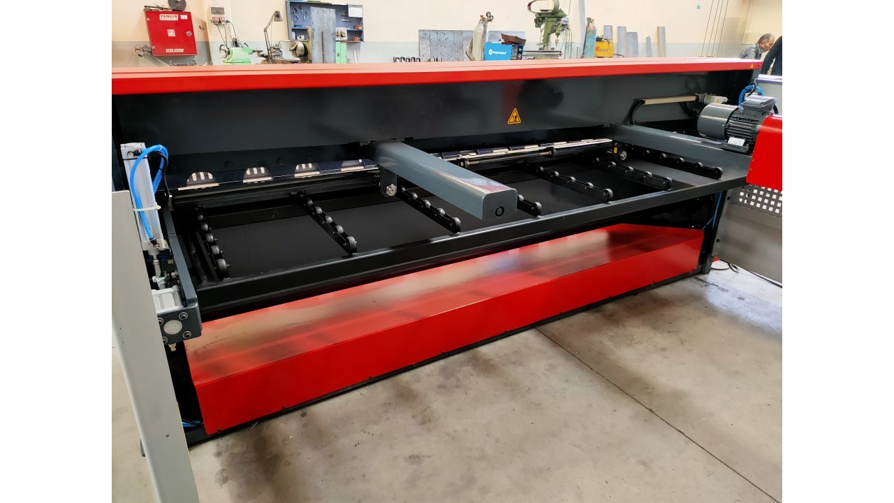 LRGM 3050 x 3mm Rediktörlü Nc Kontrollü 750mm LİNDA Machine Giyotin Makas