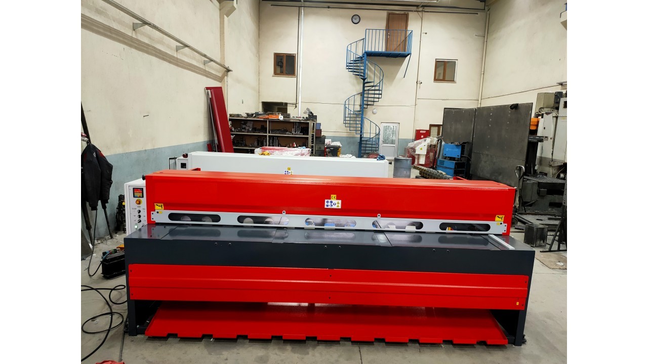LRGM 3050 x 3mm Rediktörlü Nc Kontrollü 750mm LİNDA Machine Giyotin Makas