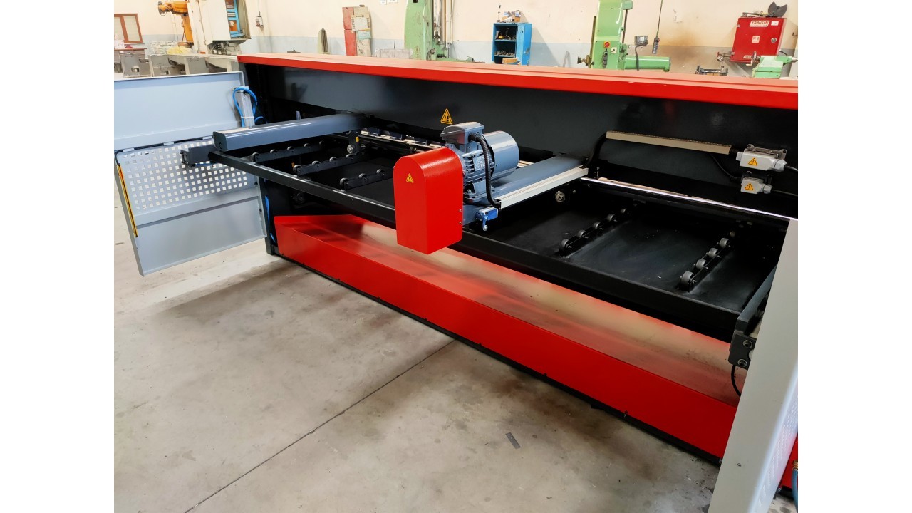 LRGM 3050 x 3mm Rediktörlü Nc Kontrollü 750mm LİNDA Machine Giyotin Makas
