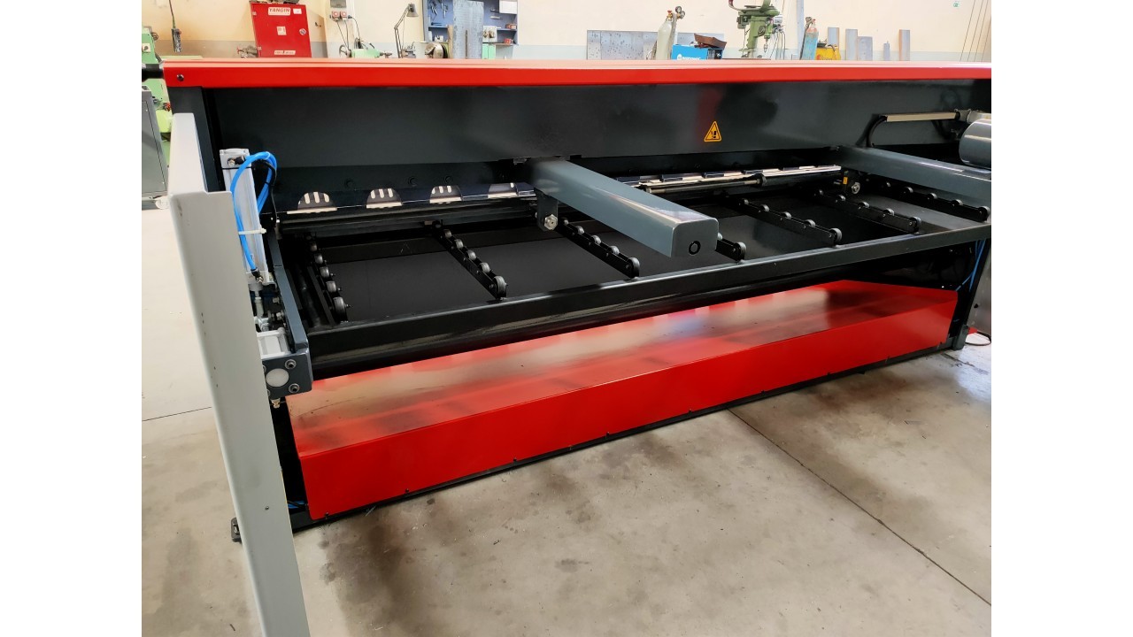 LRGM 3050 x 3mm Rediktörlü Nc Kontrollü 750mm LİNDA Machine Giyotin Makas