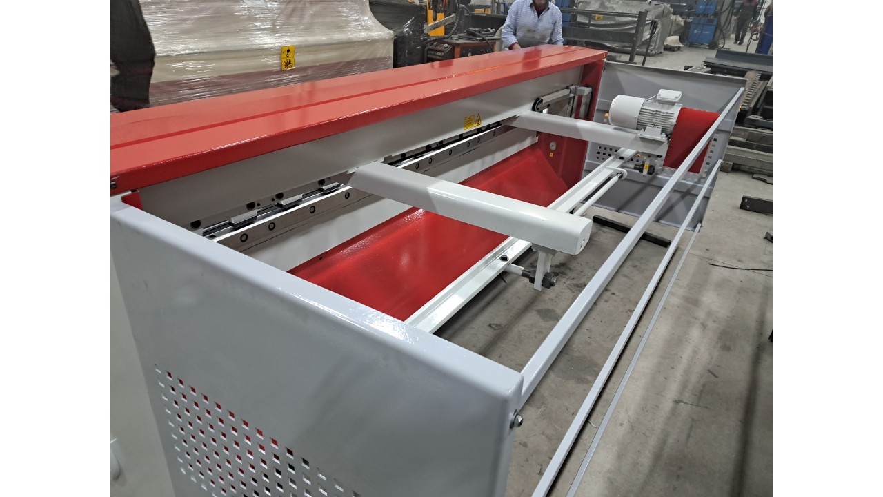 LRGM 3050 x 4mm NC Kontrollü Rediktörlü Giyotin Makas LİNDA MACHİNE - Guillotine Machines
