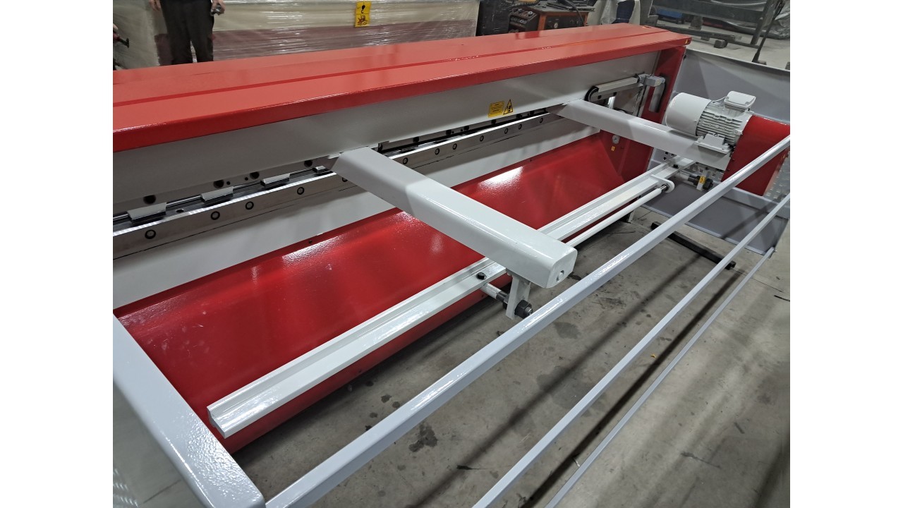 LRGM 3050 x 4mm NC Kontrollü Rediktörlü Giyotin Makas LİNDA MACHİNE - Guillotine Machines