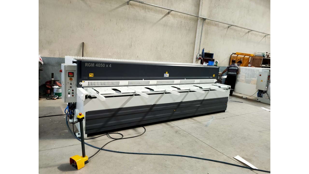 LRGM 4050 x 4mm Rediktörlü Nc Kontrollü 750mm LİNDA Machine Marka Giyotin Makas