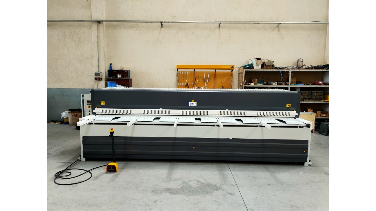 LRGM 4050 x 4mm Rediktörlü Nc Kontrollü 750mm LİNDA Machine Marka Giyotin Makas