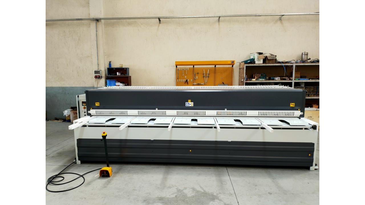 LRGM 4050 x 4mm Rediktörlü Nc Kontrollü 750mm LİNDA Machine Marka Giyotin Makas