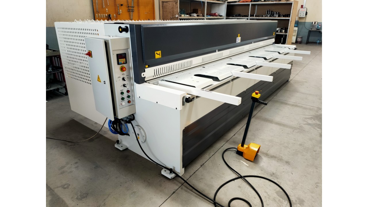 LRGM 4050 x 4mm Rediktörlü Nc Kontrollü 750mm LİNDA Machine Marka Giyotin Makas